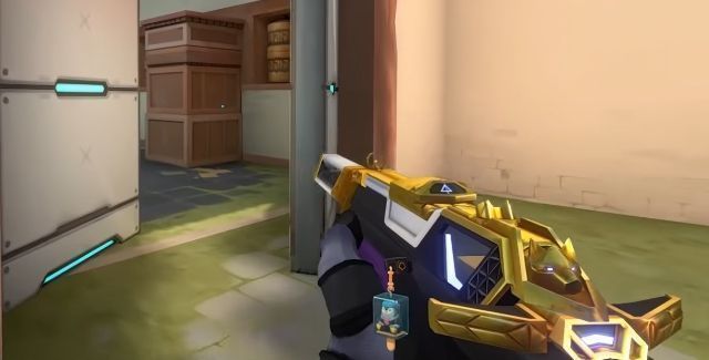 辐能危机皮肤展示，全白枪身搭配黑色线条，开火时出现漫画式爆炸特效