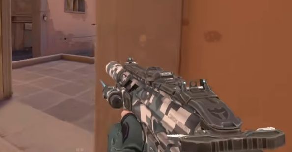 掠夺与离子皮肤展示，枪身带有流动光影与高能粒子特效