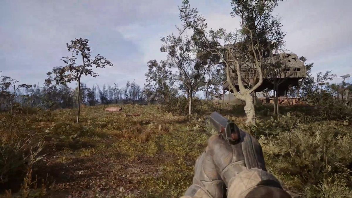 户外废墟场景中，草丛在阳光下投射出细腻阴影，环境层次感强烈，展现出Mod对植被光影的优化