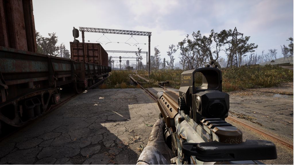 《潜行者2》游戏画面，昏暗的废墟环境中角色手持武器警觉前行，周围弥漫着浓雾与辐射尘埃