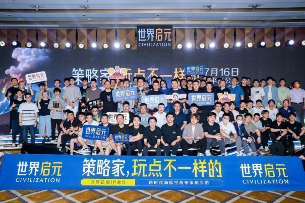 线下品鉴会现场照片，制作人与玩家围坐交流，气氛热烈