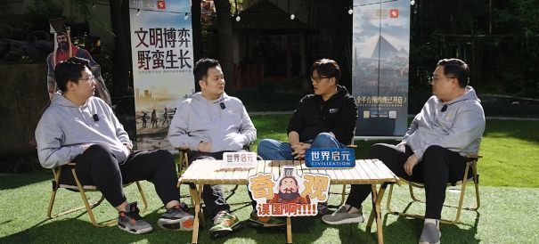 玩家正在体验游戏抽卡环节，脸上露出惊喜表情