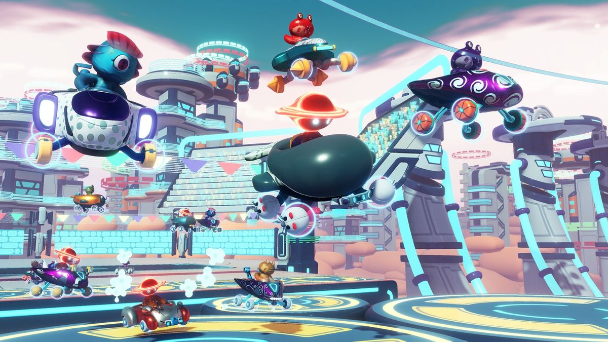 玩家角色自定义界面，展示多种头盔、服装与配色方案