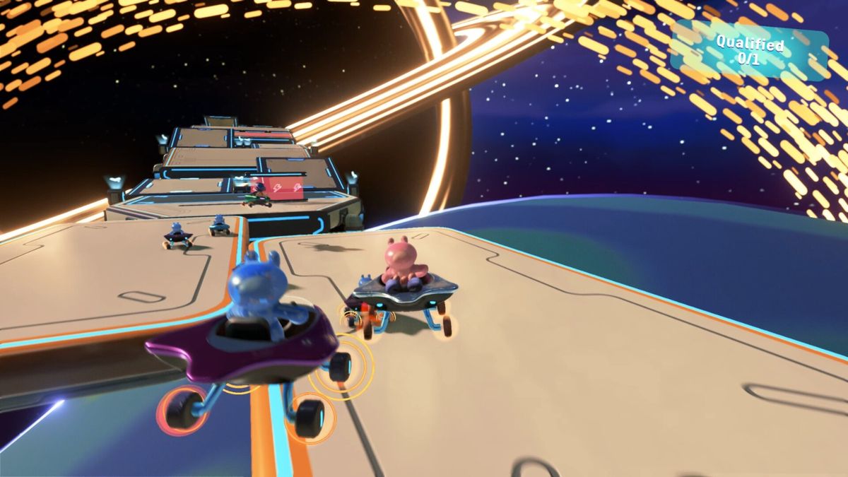 多人竞速实机画面，多辆赛车在狭窄轨道上激烈碰撞