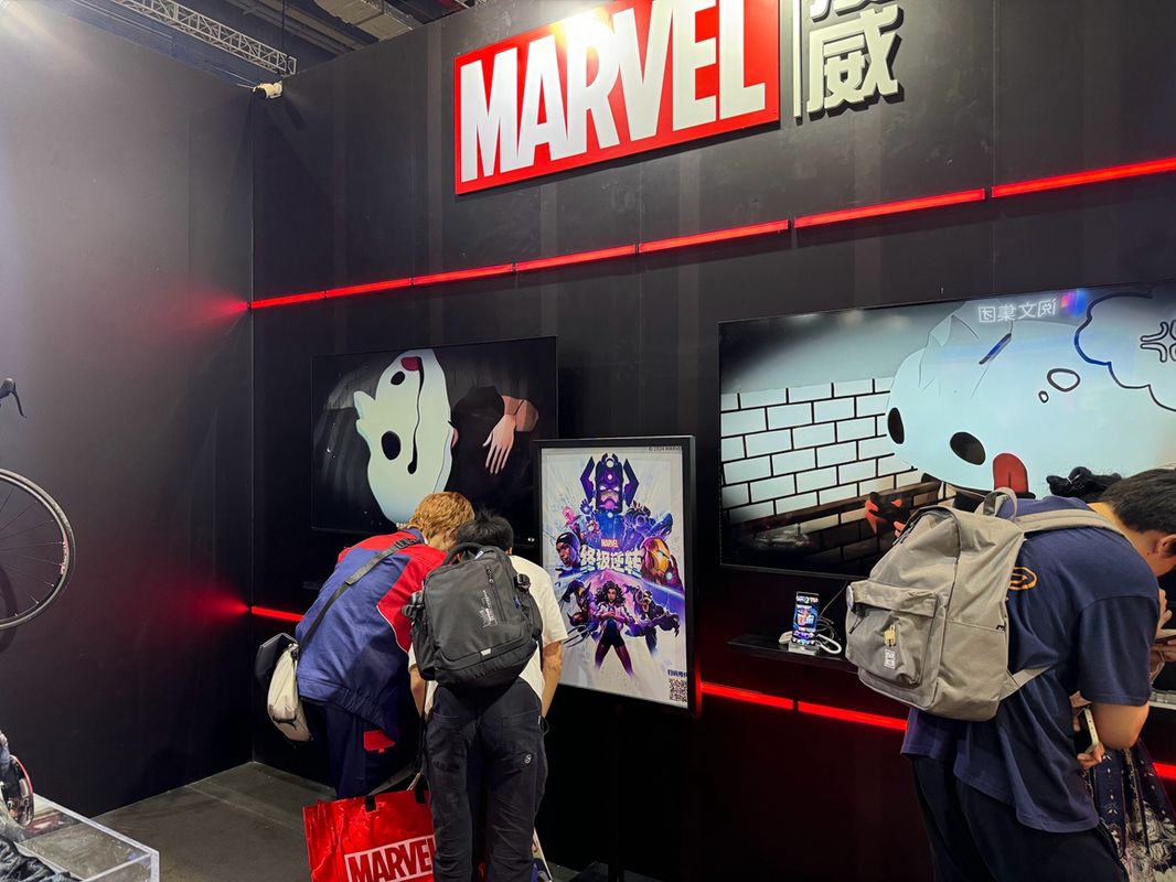 《漫威终极逆转》游戏界面展示，卡牌技能特效华丽，战场分为多个动态区域