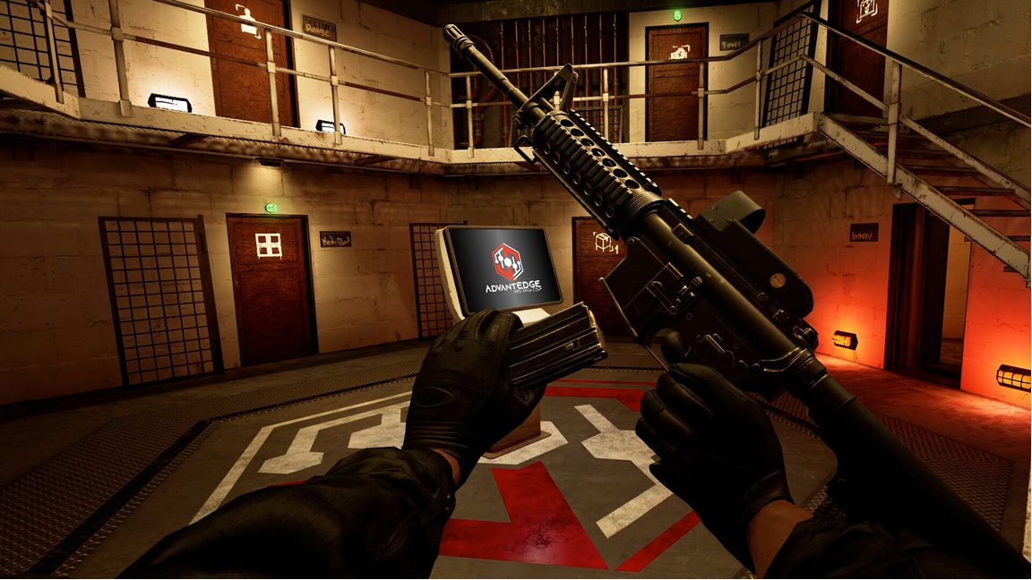 《塔博尔幽灵》游戏实机画面，玩家在昏暗森林中持枪潜行，周围雾气弥漫，氛围紧张