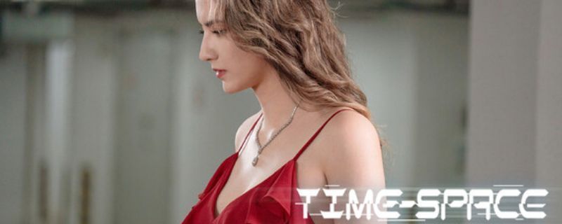 《时空重构》游戏主视觉图，画面中男女主角站在光影交错的都市街头，背景呈现时间扭曲的特效，充满科幻与浪漫氛围