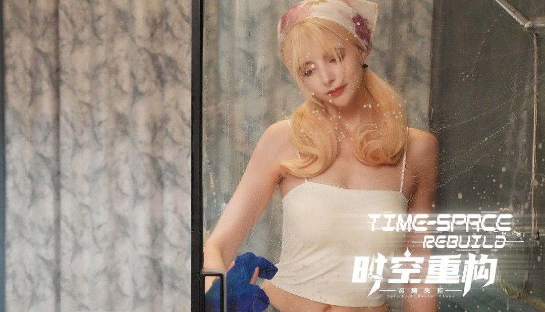 神秘反派女性角色立绘，身穿暗色礼服，嘴角微扬，眼神魅惑而危险