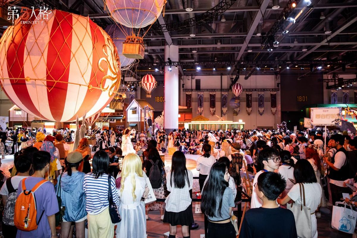 COSPLAY大赛决赛现场，选手身着精致戏服登台表演，舞台灯光绚丽