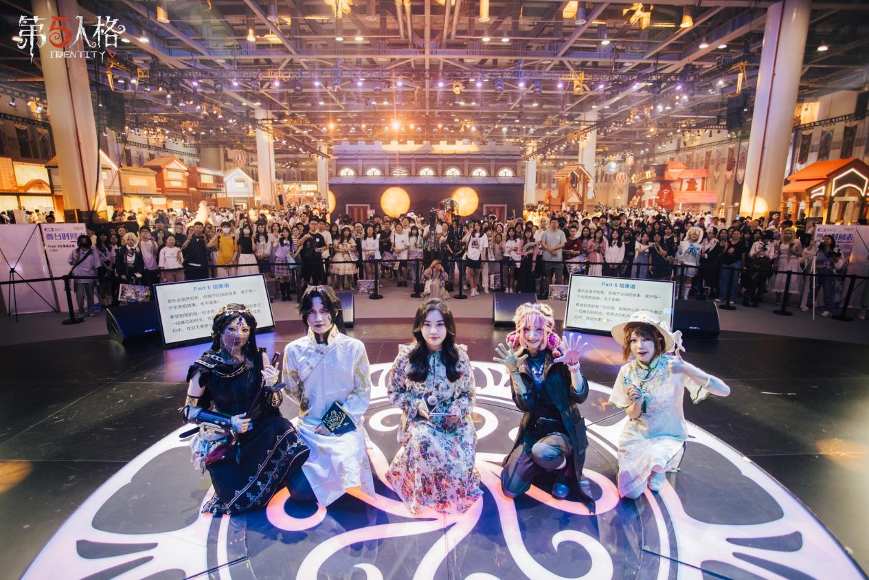 水友赛现场选手专注对战，大屏幕实时播放游戏画面，观众围聚观看