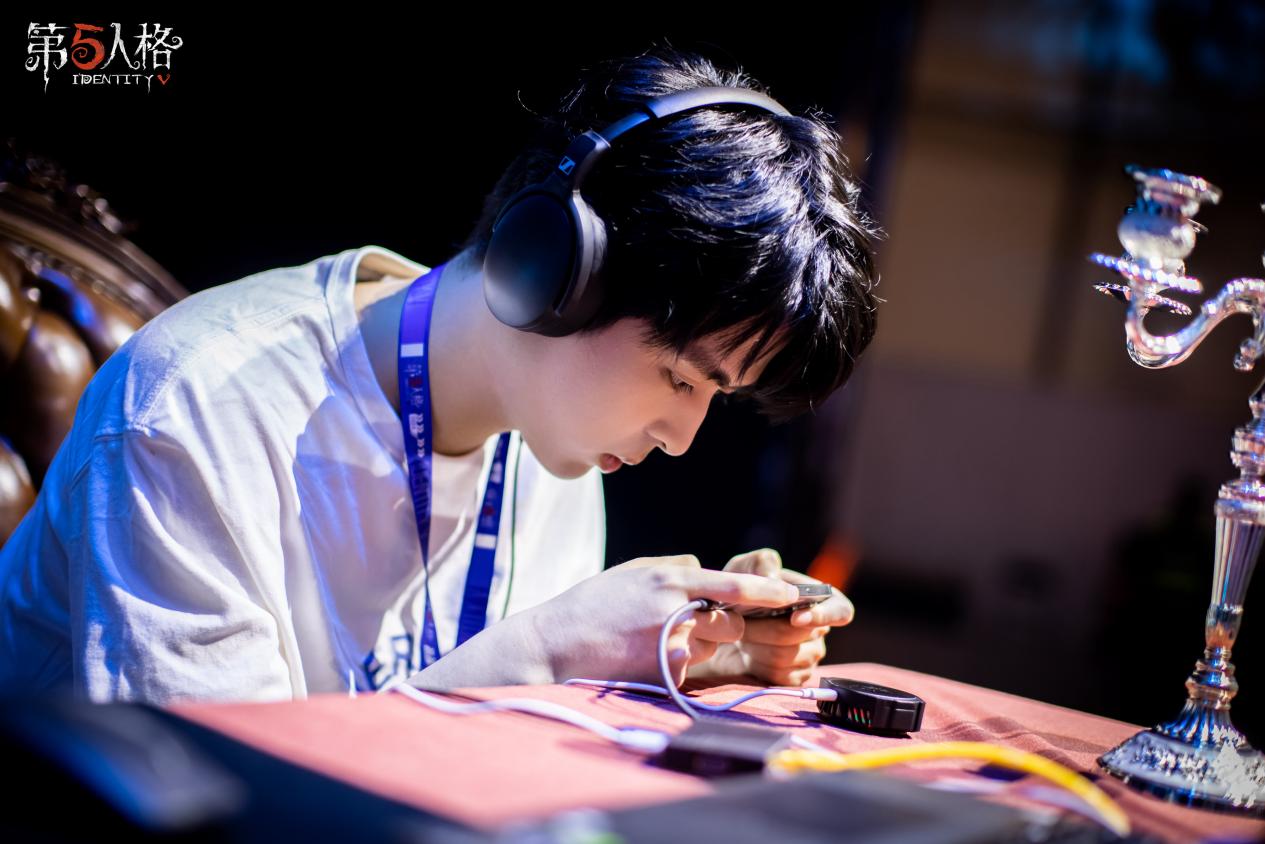 求生者角色在比赛中极限逃生，监管者紧追不舍，画面充满张力