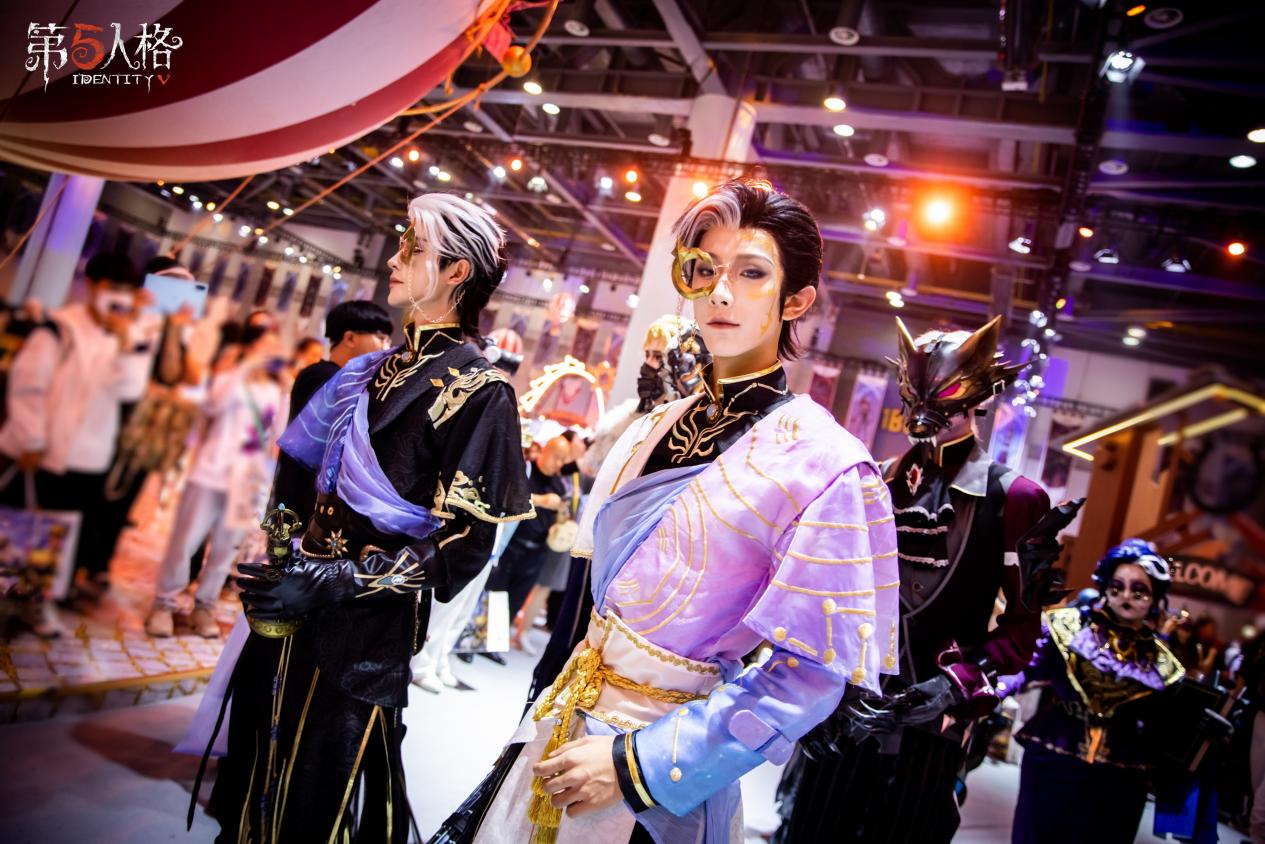 游客手持限定周边合影留念，背景为《第五人格》主题展墙