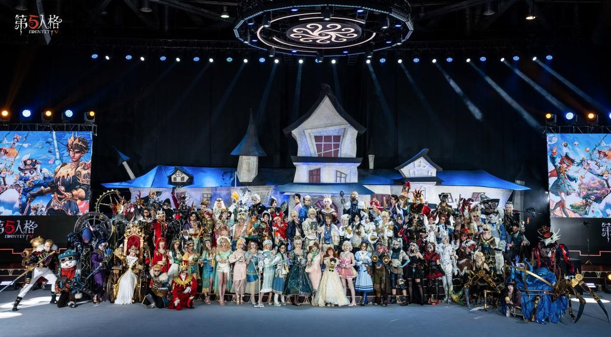 活动现场人流如织，玩家们沉浸于各个游戏主题区域中