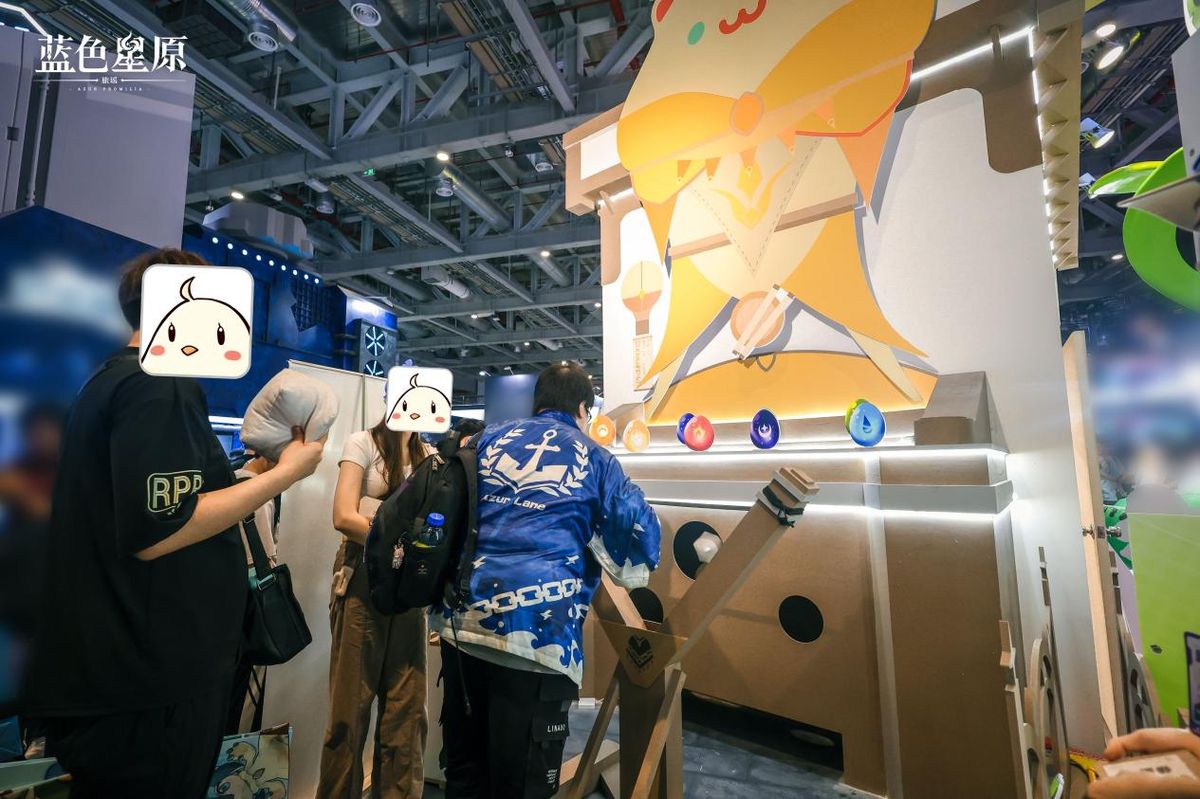 展区内部布置细节，奇波元素装饰遍布各处，灯光与投影营造出星原氛围