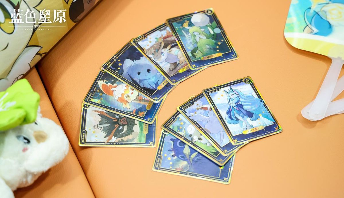 扭蛋机前玩家兴奋尝试，手中拿着刚抽出的限定卡牌