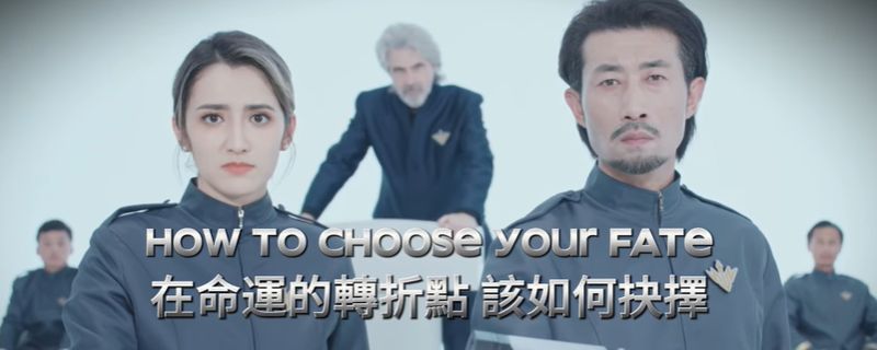 《时空重构》游戏主视觉图，画面中男女主角站在光影交错的时空中，背景充满未来科技感与浪漫氛围