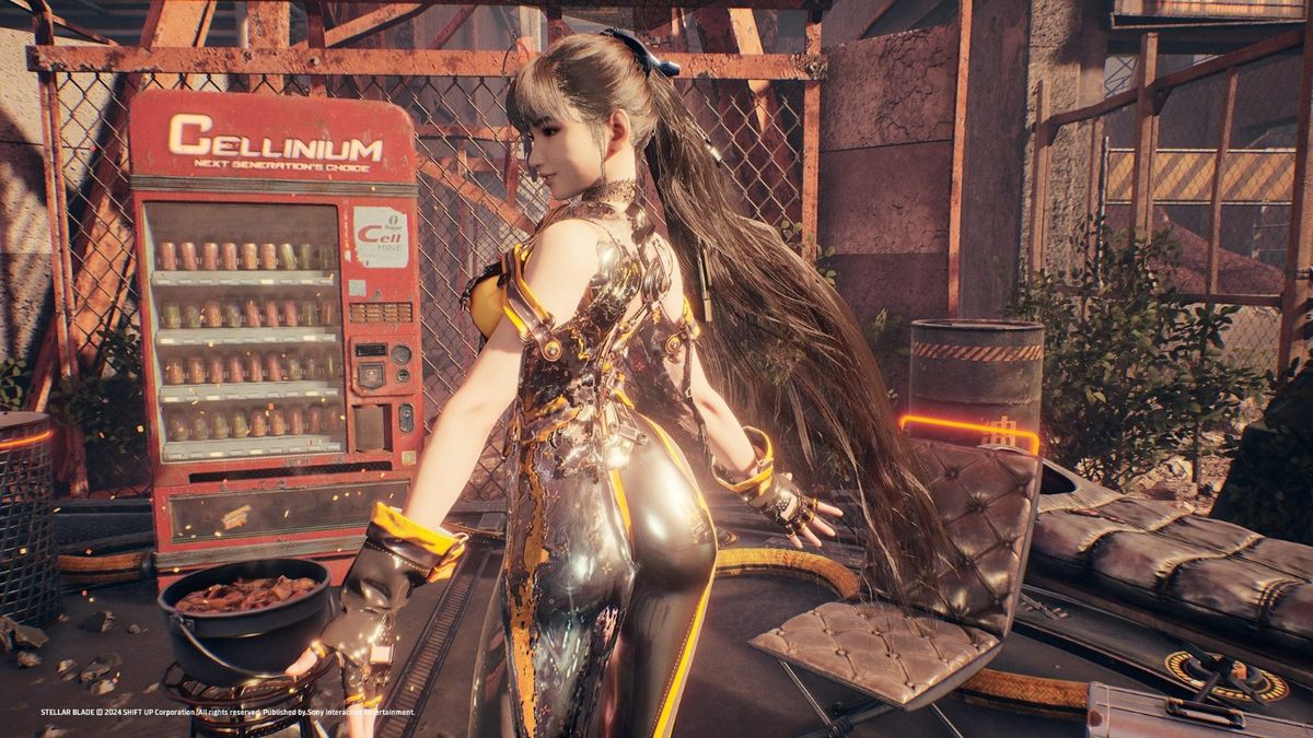 《星刃》照相模式下女主角伊芙站在城市高处俯瞰夜景，光影柔和，背景霓虹闪烁