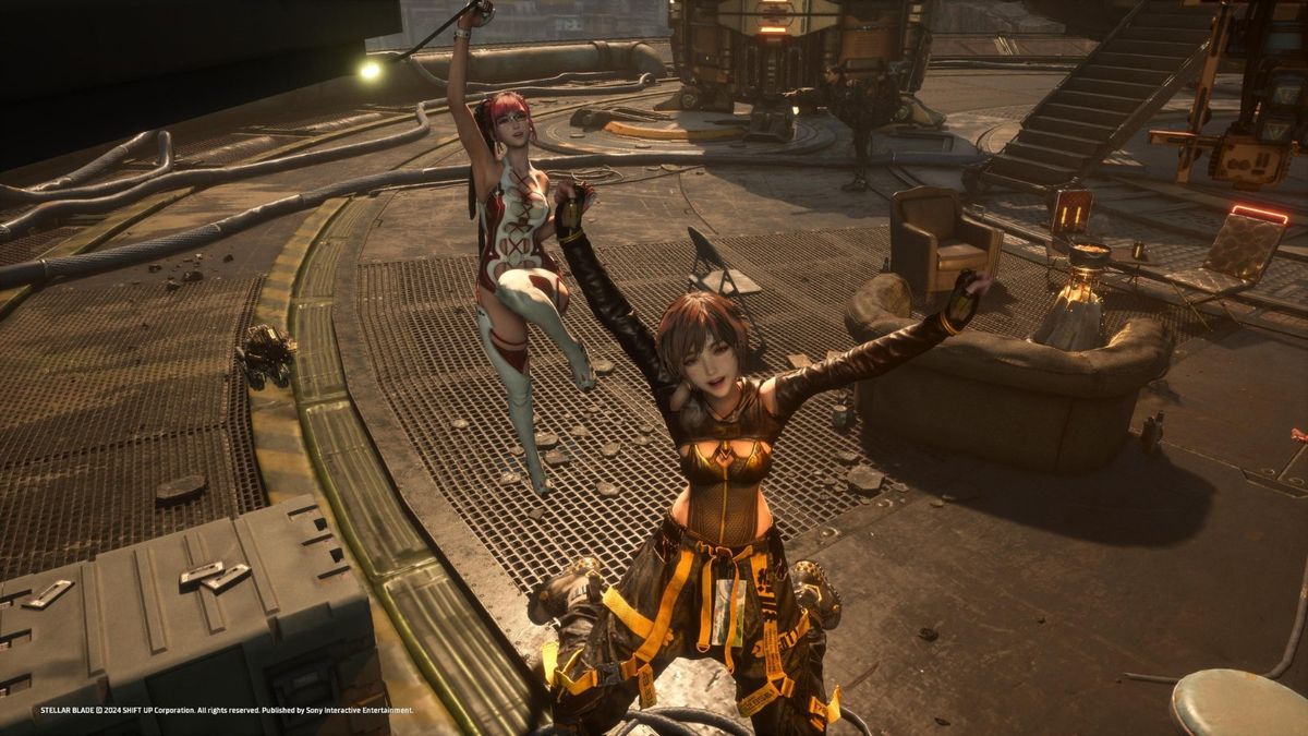 双人战斗场景，伊芙与队友并肩作战，光影交错，动作流畅