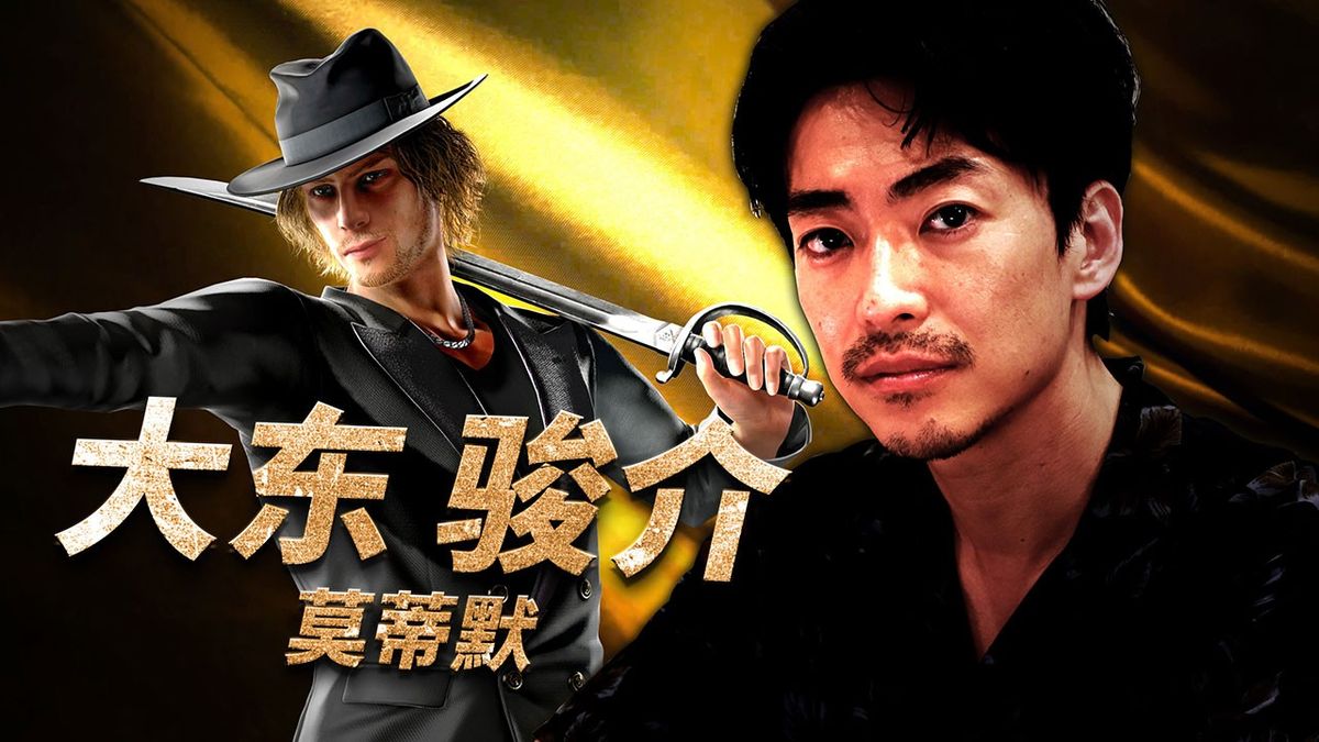 大东骏介身穿黑色复古风海盗装，手持佩剑站在金色沙滩上，背景是碧海蓝天与巨大的海盗船