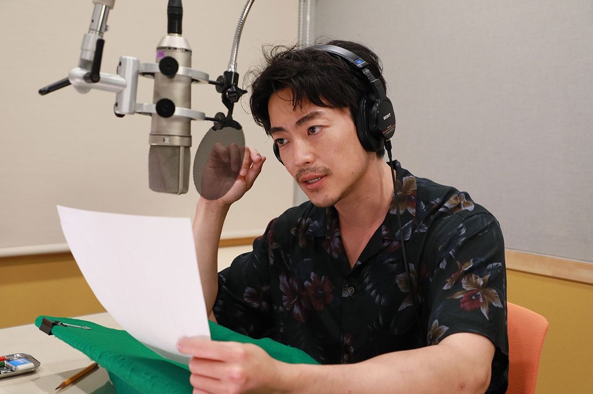 游戏内莫蒂默角色立绘，身披暗红色披风，眼神凌厉，站在船首指挥战斗，周围雷电交加