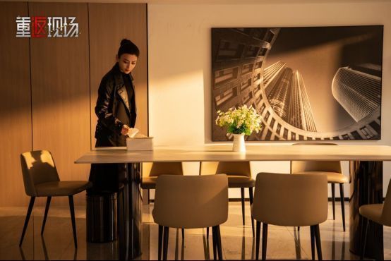 游戏中多视角切换画面，展示不同角色在同一时间线下的行为轨迹