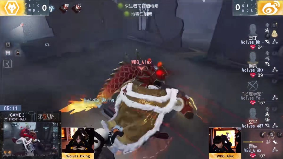 园丁在地窖口灵活扭身，成功躲避鹿头最后一刀，完成极限逃生