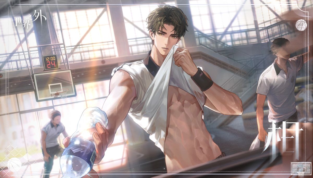 柏源「相」温柔微笑，手中拿着药瓶，背景是医务室的日光灯