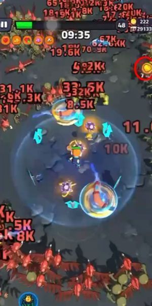 战斗场景截图，角色正在拾取一个发光的巨大经验宝石，周围有少量小宝石散落