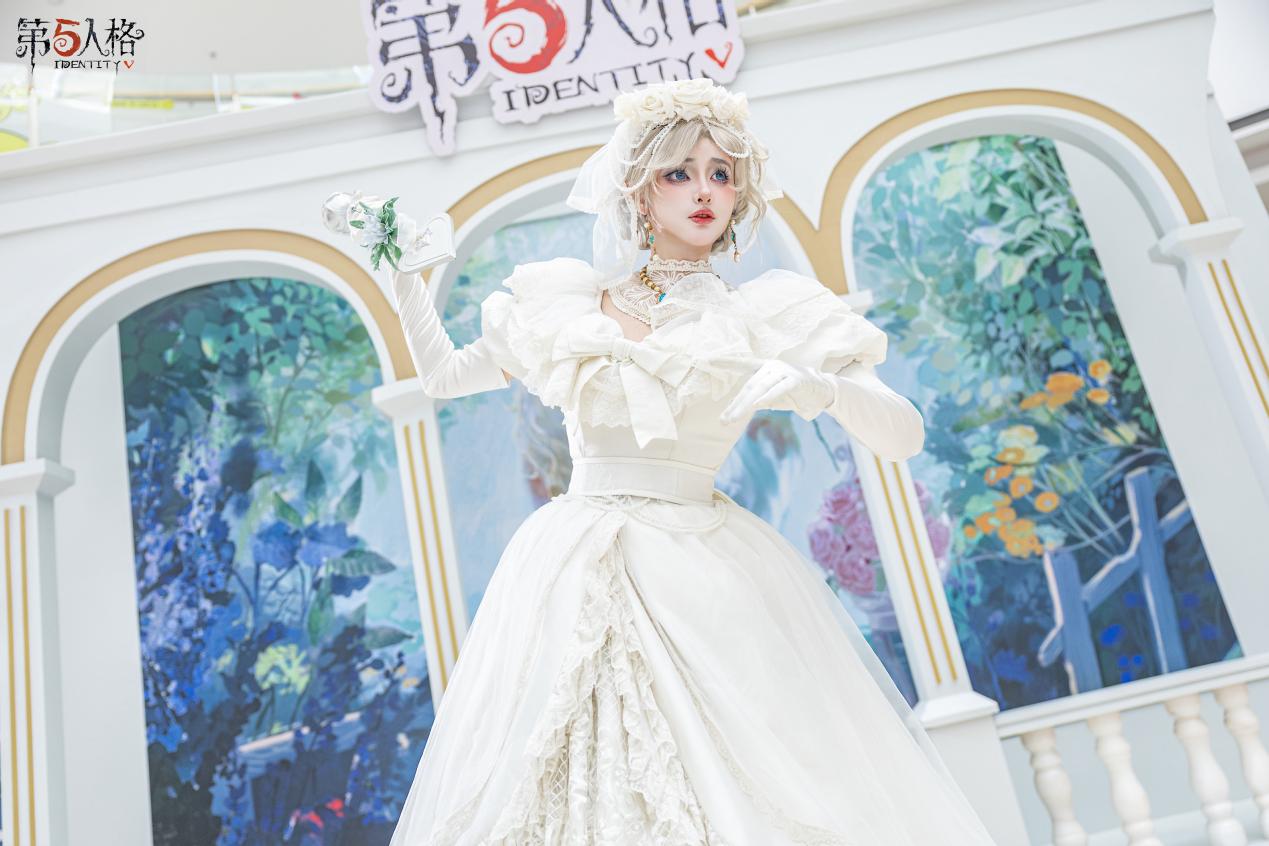 玩家们围在COSER周围合影，现场气氛热烈，笑容洋溢