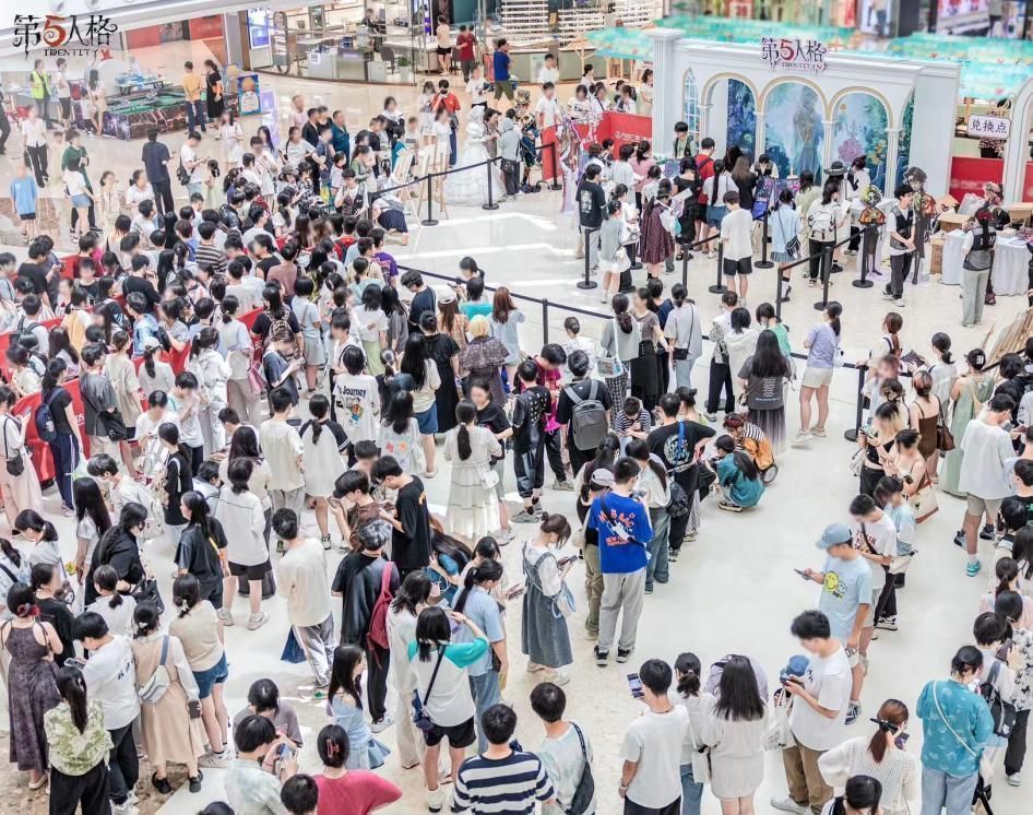 玩家正在参与庄园射击游戏，手持道具瞄准目标，神情专注