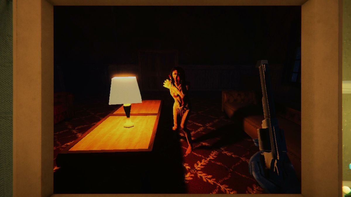 主角在镜前用手电照亮脸部，镜中影像却未同步动作，呈现出诡异错位