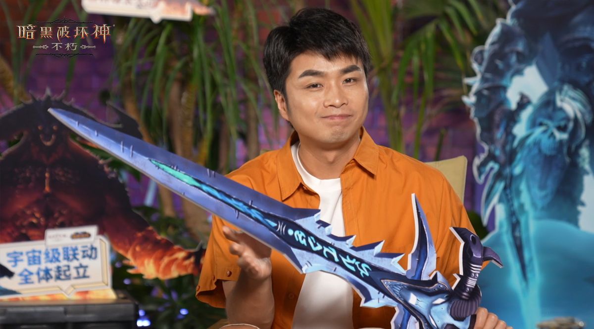 游戏中角色手持‘霜之哀伤’巨剑的特写画面，剑身泛着幽蓝寒光，背景为冰封王座场景