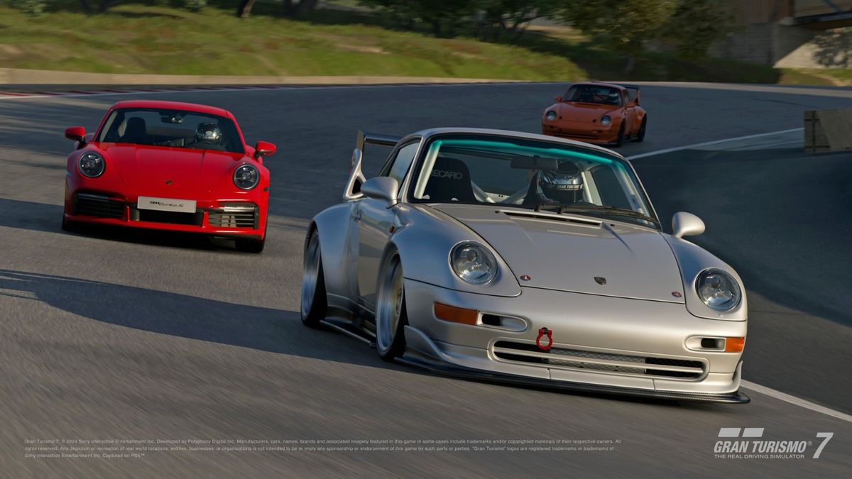 世界赛道活动界面展示三项新赛事，背景为不同赛道的俯瞰视角