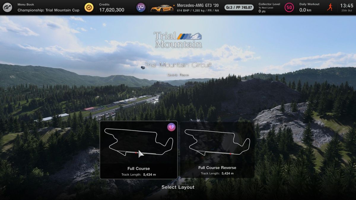 山岳考验赛车场全景图，车辆在蜿蜒山路中疾驰，背景云雾缭绕