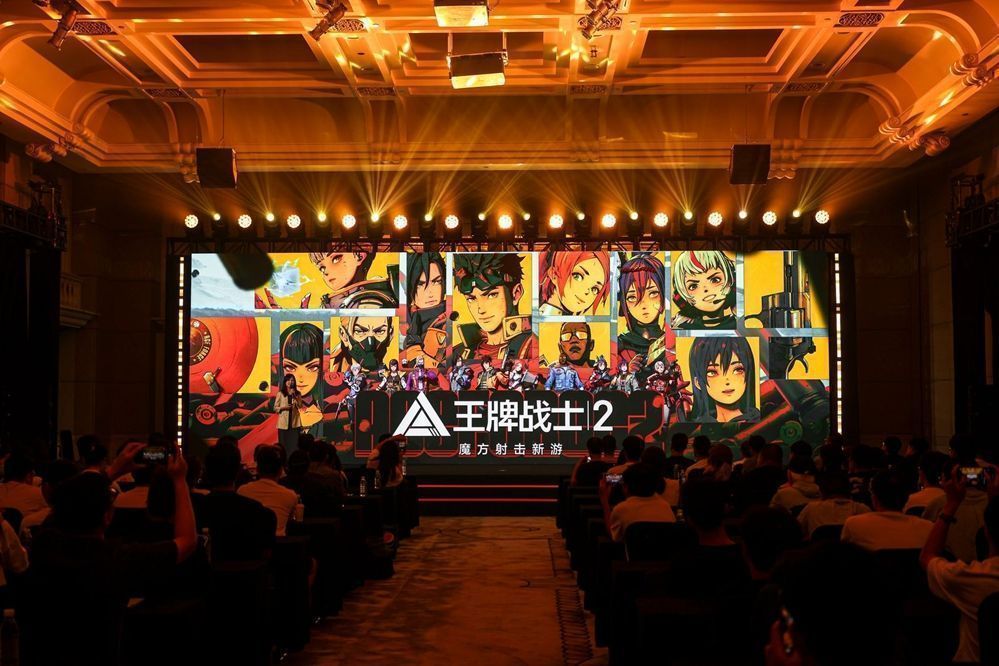 《王牌战士2》官方宣传图，多位角色并列站立，背景为未来都市战场，充满科技感与战斗张力