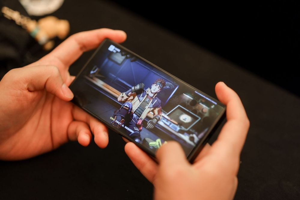 《王牌战士2》角色技能展示图，赵海龙使用震爆技能突入房间，敌人被气浪掀飞，场面极具冲击力