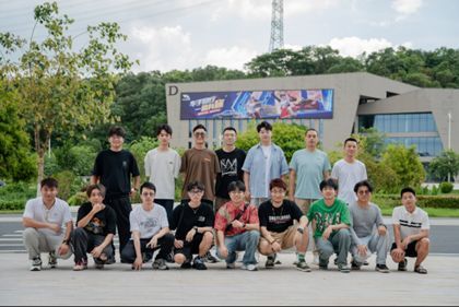 创作者参观巅峰极速项目组办公室，与开发人员交流讨论，墙上展示着游戏LOGO与‘群星企划’宣传海报