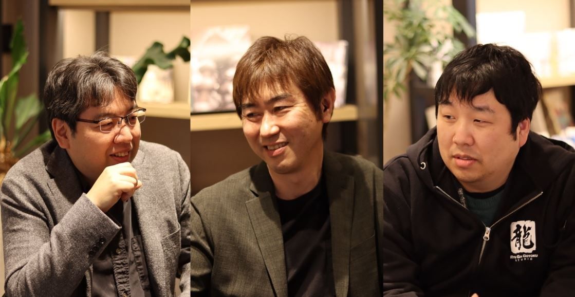 《如龙8》技术总监伊藤丰在采访中的照片，神情专注地谈论引擎开发未来