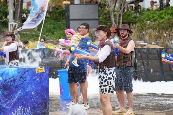 孩子们与《荒野乱斗》角色柯尔特、尼塔人偶互动，笑容灿烂