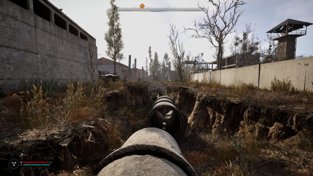 游戏中波利西亚酒店大堂视角，吊灯倾斜，地毯腐烂，充满末日感