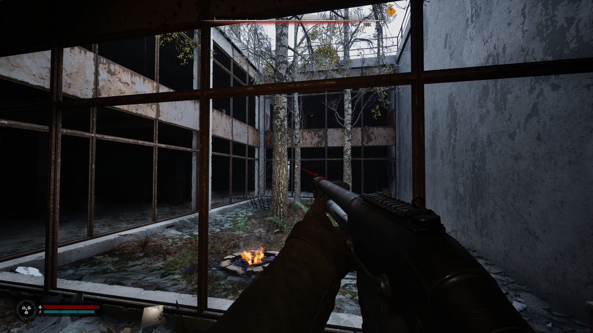 游戏内学校教室场景，课桌翻倒，黑板字迹模糊，氛围压抑