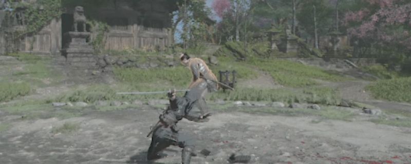 《刺客信条：影》中角色施展‘巨浪来袭’技能，刀气横扫前方敌人，地面裂痕伴随冲击波扩散