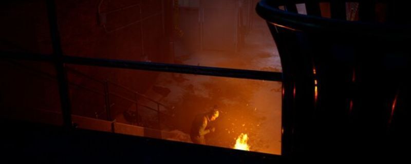 《吸血鬼：避世血族2》游戏封面展示，黑暗风格浓郁，主角身着风衣立于城市夜景中，周围弥漫着神秘氛围