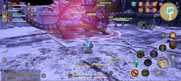 整个战场被白色寒霜笼罩，BOSS张开双翼释放全屏技能，角色头顶血条明显下降