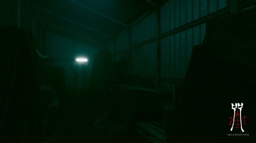 游戏场景中的旧仓库内部，堆满杂物与老旧家具，墙上贴有褪色符纸，光影昏暗