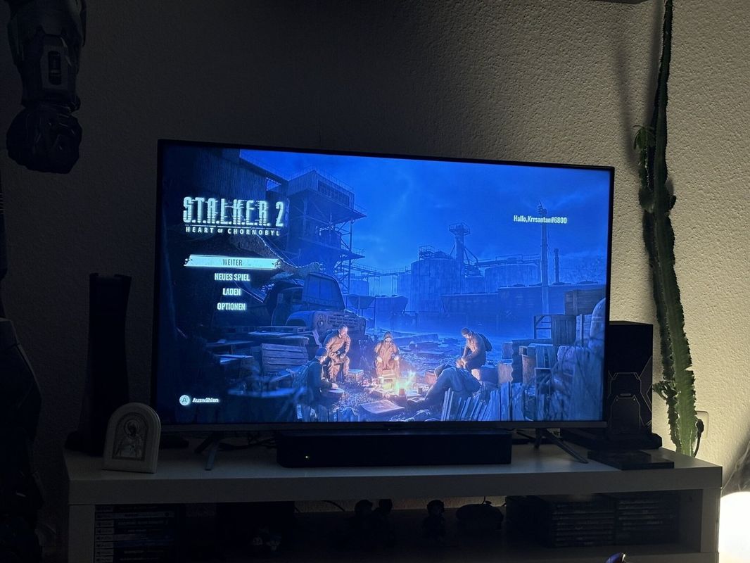 角色在昏暗地下设施中持枪前行，手电筒光束穿透灰尘，墙壁布满涂鸦与血迹