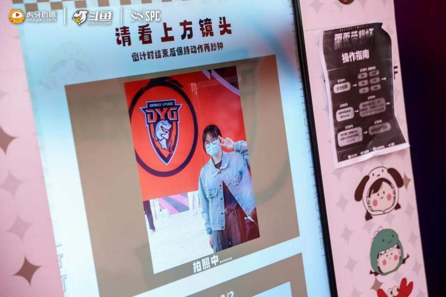 KPL选手在舞台中央举起雷霆荣耀杯，全场灯光闪烁庆祝夺冠时刻