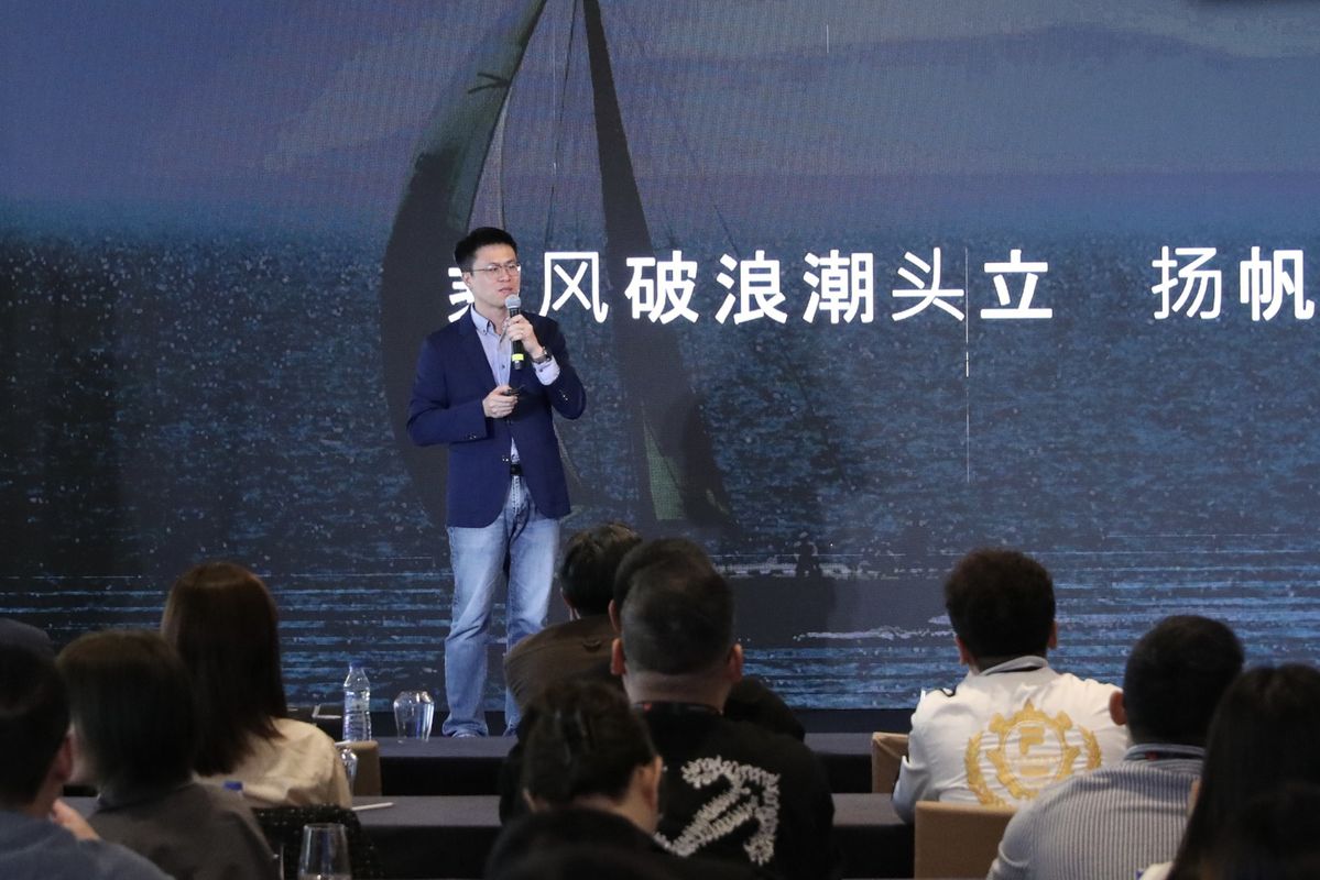 华为游戏行业沙龙现场全景图，嘉宾在台上演讲，台下座无虚席，氛围热烈