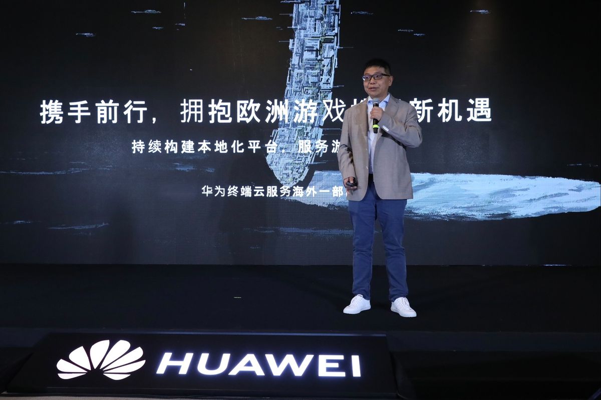 华为高层在演讲中展示欧洲市场数据图表，背景大屏显示增长趋势与区域分布