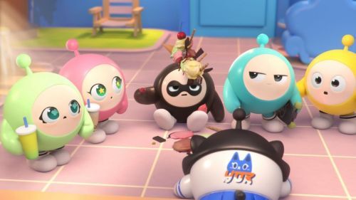 五只蛋仔围坐在奶茶店桌旁，开心品尝冰淇淋，店内装饰可爱，气氛温馨欢乐